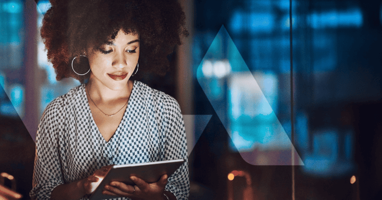 Een professionele vrouw die een tablet gebruikt in een moderne kantooromgeving, als symbool voor de innovatieve oplossingen van Assessio op het gebied van talentbeoordeling en HR voor organisaties.